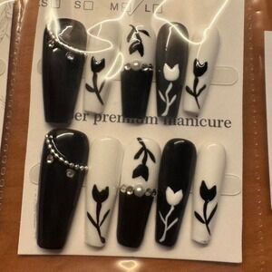 Press On Nails Black and White Flower Design Manicure Set